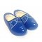  Blaue Holzschuhe mit Zierleiste