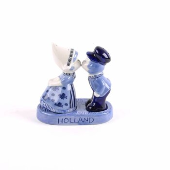 pepper and salt set kissing couple