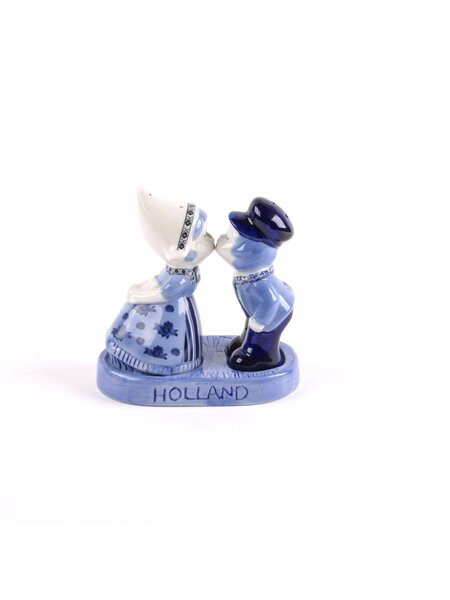pepper and salt set kissing couple
