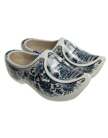 wooden shoes with mill poly delftblue