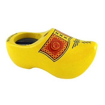 Gelber Clog-Bleistiftspitzer mit Bauernmotiv