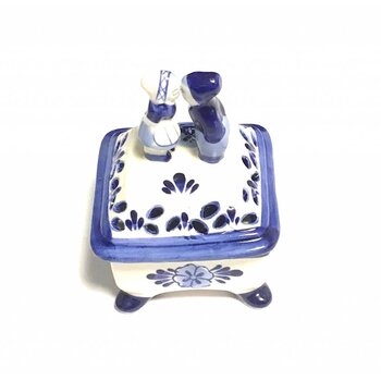 square box delft blue kissing couple