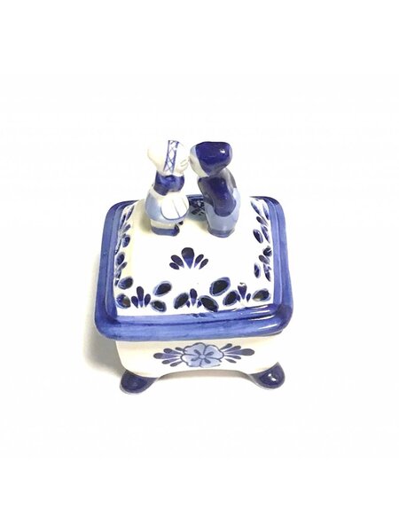 square box delft blue kissing couple