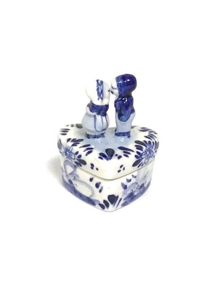 herzförmige Box Delft blau küssendes Paar