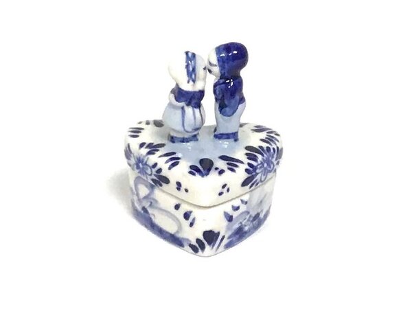 hartvormig doosje delft blauw kussend paartje hartvormig doosje delft blauw kussend paartje