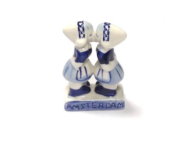 kissing girls delfts blue