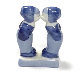 kissing boys delft blue