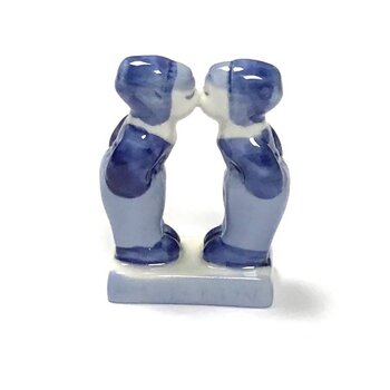 kussende jongens delfts blauw