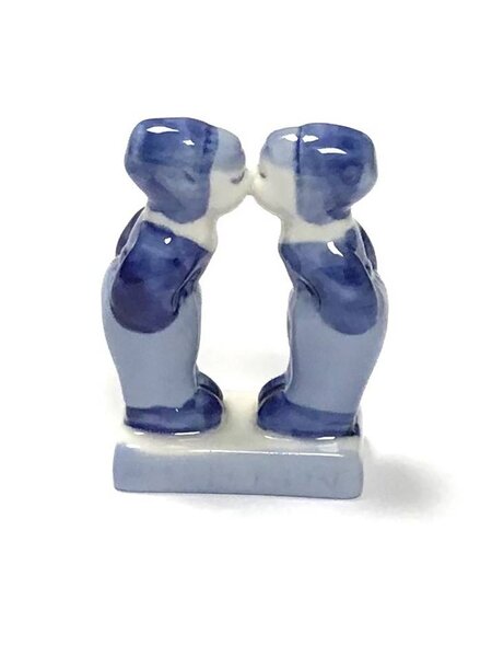 kissing boys delft blue