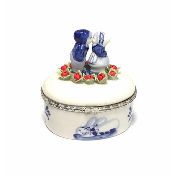 oval box delft blue kissing couple
