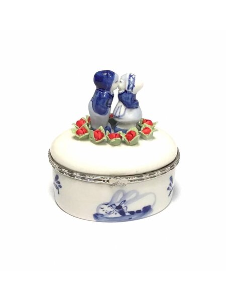 oval box delft blue kissing couple