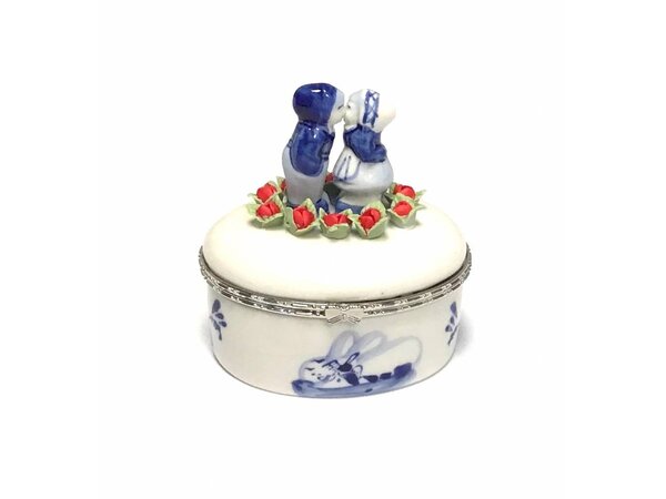 oval box delft blue kissing couple
