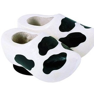 White magnet clogs cow