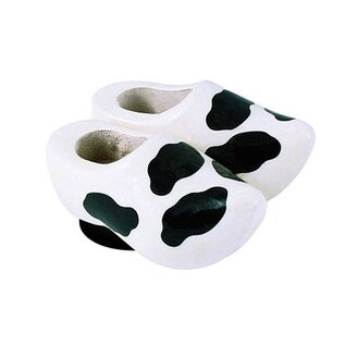 White magnet clogs cow
