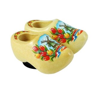 clogs of 4 cm with a magnet on its back. The color is varnished