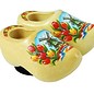 clogs of 4 cm with a magnet on its back. The color is varnished