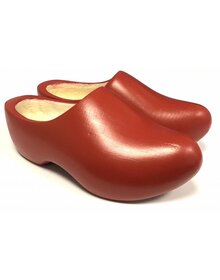 Rote Holzschuhe