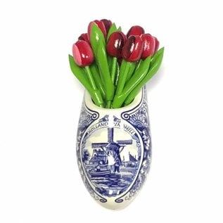 Hölzerne Tulpen in gemischten Rottönen in einem Delfter blauen Clog