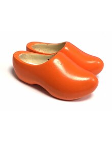 Oranje houten kinderklompen