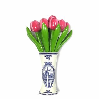 kleine houten tulpen in de kleur roze-wit in een Delfts blauwe vaas