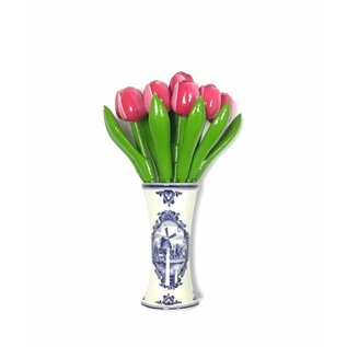 kleine houten tulpen in de kleur roze-wit in een Delfts blauwe vaas