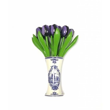 houten tulpen donker paars in een Delfts blauwe vaas