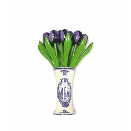 kleine houten tulpen donker paars in een Delfts blauwe vaas