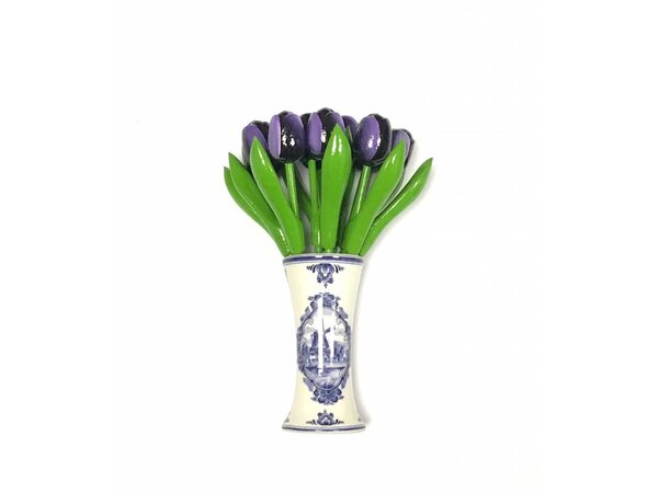 Kleine Hölzerne Tulpen dunkelviolett in einer Delfter blauen Vase Kleine Hölzerne Tulpen dunkelviolett in einer Delfter blauen Vase