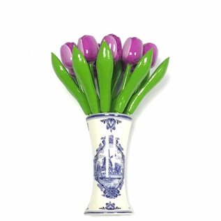 kleine houten tulpen in de kleur paars in een Delfts blauwe vaas