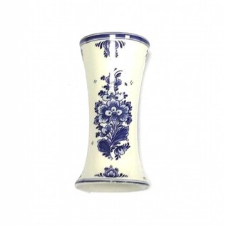 Tulpen aus Holz der Farbe Rosa in einer Delft blauen Vase