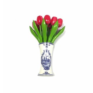 kleine houten tulpen in de kleur roze in een Delfts blauwe vaas