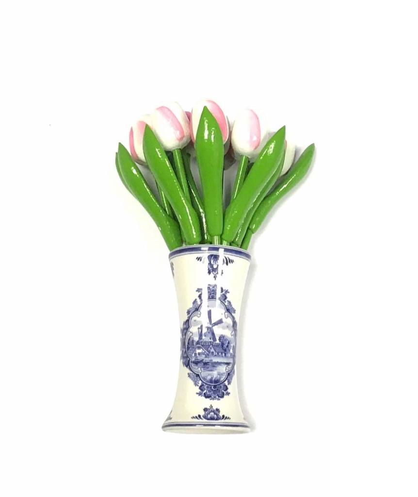 Bijdrager Onze onderneming bitter Houten tulpen in de kleur wit-roze in een Delfts blauwe vaas
