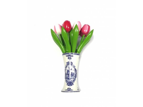 kleine houten tulpen in gemengde kleuren roze in een Delfts blauwe vaas kleine houten tulpen in gemengde kleuren roze in een Delfts blauwe vaas