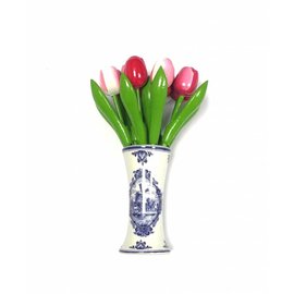 Houten tulpen in gemengde kleuren rose in een Delfts blauwe vaas