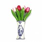 houten tulpen in gemengde kleuren rose in een Delfts blauwe vaas