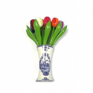 kleine houten tulpen in gemengde kleuren in een Delfts blauwe vaas