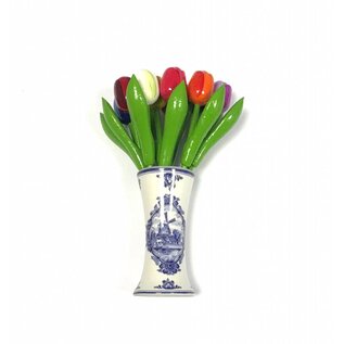 kleine houten tulpen in gemengde kleuren in een Delfts blauwe vaas