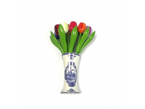 Houten tulpen in gemengde kleuren in een Delfts blauwe vaas Houten tulpen in gemengde kleuren in een Delfts blauwe vaas