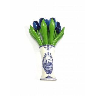 kleine houten tulpen in de kleur blauw in een Delfts blauwe vaas