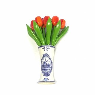 kleine houten tulpen in de kleur oranje in een Delfts blauwe vaas