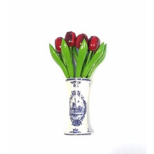 kleine houten tulpen in de kleur rood in een Delfts blauwe vaas