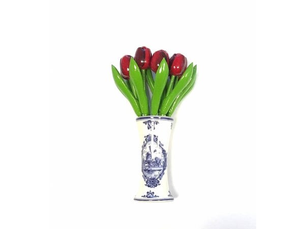 houten tulpen in de kleur rood in een Delfts blauwe vaas