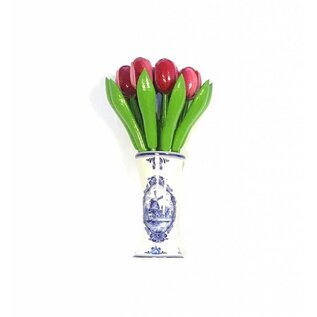 kleine houten tulpen in de kleur rood-wit in een Delfts blauwe vaas