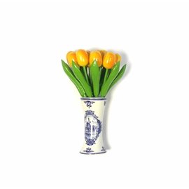 kleine houten tulpen in de kleur geel in een Delfts blauwe vaas