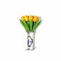 kleine Tulpen aus Holz in Gelb in einem blauen Vase Delft