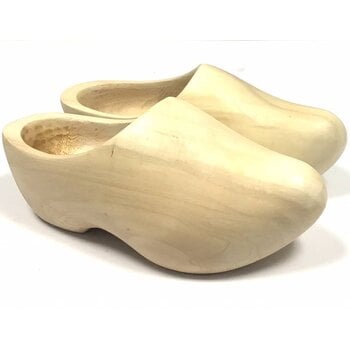 Klar lackierte Holzschuhe