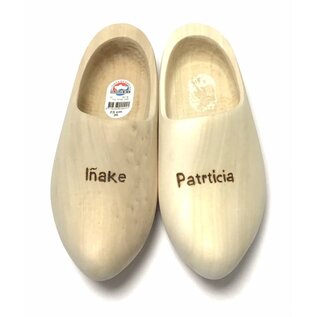 Holzschuhe mit Gravur