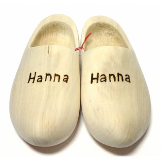 Holzschuhe mit Gravur