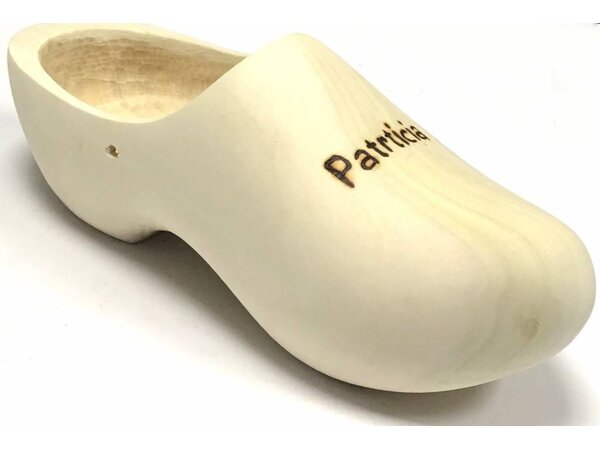 Holzschuh mit Gravur als Pflanzenhalter