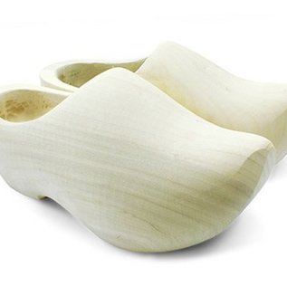 Birth wooden shoes with engraving and pointed nose